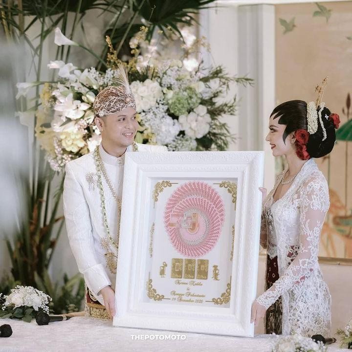 <p>Karina Nadila dan Rangga tak bisa menyembunyikan kebahagiaannya saat menunjukkan mas kawin. Selamat berbahagia dan semoga langgeng ya... (Foto: Instagram @karinadila8921)</p>
