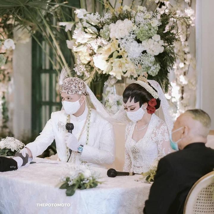 <p>Prosesi akad nikah pasangan ini berlangsung sakral dengan protokol kesehatan lengkap. (Foto: Instagram @karinadila8921)</p>