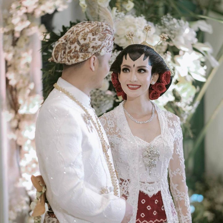 <p>Karina Nadila tampil cantik mengenakan kebaya putih dan riasan khas pegantin Jawa. (Foto: Instagram @karinadila8921)</p>