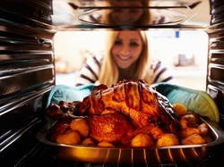 Makan Hidangan Natal Tiap Hari Selama 20 Tahun, Ibu Ini Tetap Lansing