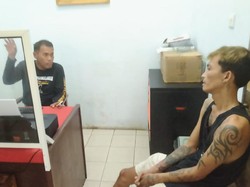Duh! Maling Ini Ketiduran di Atap Konter HP Karena Kelelahan