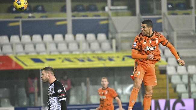 Cristiano Ronaldo mencetak dua gol dan membawa Juventus menaklukkan tuan rumah Parma dalam laga Liga Italia.