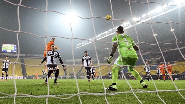 Cristiano Ronaldo kembali mencetak gol sundulan spektakuler ketika Juventus menang 4-0 atas Parma pada lanjutan Liga Italia.