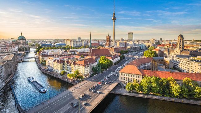 Berlin dikenal akan pilihan kelab malam yang banyak dan kehidupan malamnya. Dari tempat mungil di dalam bilik telepon hingga klub tekno besar.