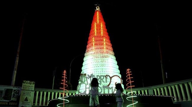 FOTO: Ragam Pohon Natal Unik di Indonesia