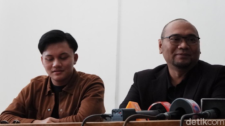 Putri Delina dan Rizky Febian saat jumpa pers di Bandung Putri Delina dan Rizky Febian saat jumpa pers di Bandung