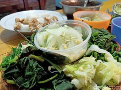Sedapnya Pecel Lemah Abang dengan 15 Jenis Sayuran Khas Banjarnegara