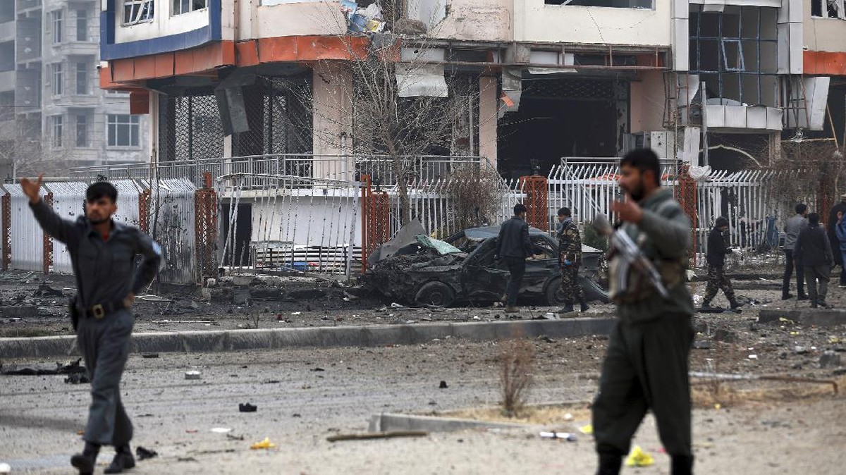 FOTO: Situasi Mencekam Serangan Bom Mobil di Afghanistan