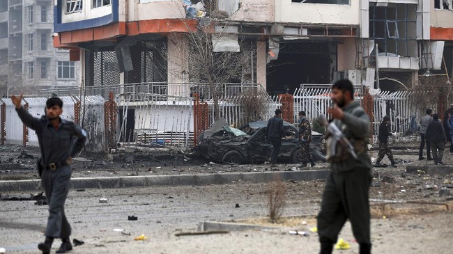 Rangkaian serangan bom mengguncang Ibu Kota Kabul, Afghanistan, menewaskan dua orang polisi.