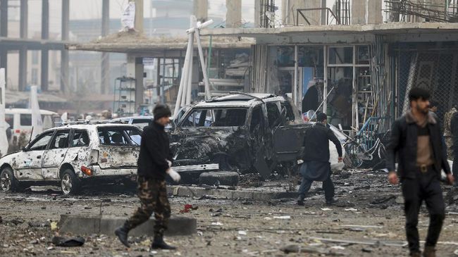 Sebanyak 4 PNS Afghanistan tewas akibat ledakan bom di Kabul. Sedangkan 9 tentara meninggal akibat helikopter yang mereka tumpangi ditembak roket.