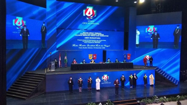 STIKes Abdi Nusantara Jakarta meluluskan 521 wisudawan di Trans Studio Cibubur pada Sabtu (19/12).