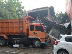 Duh, Truk Seruduk Rumah-Mobil Gegara Hindari Jalan Berlubang di Kudus