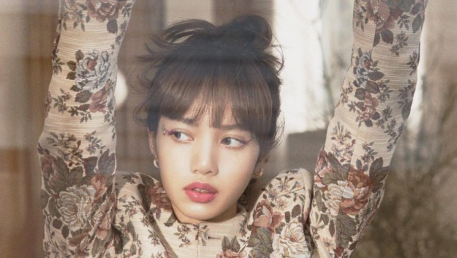 Lisa BLACKPINK adalah salah satu penyanyi muda asal Thailand yang jadi idola generasi masa kini. Cantiknya Lisa terpancar bagaimana pun gaya yang ditampilkannya.