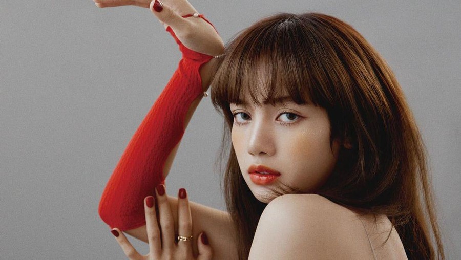 Lisa BLACKPINK adalah salah satu penyanyi muda asal Thailand yang jadi idola generasi masa kini. Cantiknya Lisa terpancar bagaimana pun gaya yang ditampilkannya.