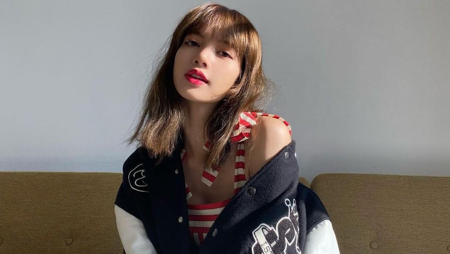 Lisa BLACKPINK adalah salah satu penyanyi muda asal Thailand yang jadi idola generasi masa kini. Cantiknya Lisa terpancar bagaimana pun gaya yang ditampilkannya.