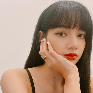 Bukan Skincare Mahal, Ini Cara Lisa BLACKPINK Jaga Kecantikan Kulit