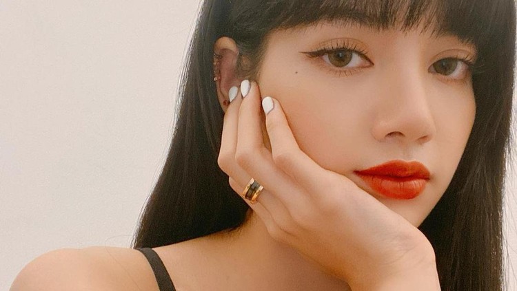 Lisa BLACKPINK adalah salah satu penyanyi muda asal Thailand yang jadi idola generasi masa kini. Cantiknya Lisa terpancar bagaimana pun gaya yang ditampilkannya.