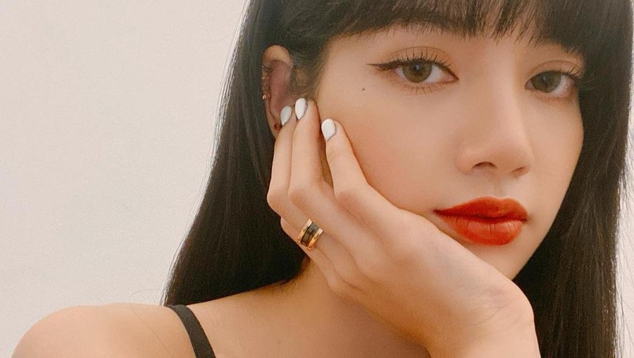 Lisa BLACKPINK adalah salah satu penyanyi muda asal Thailand yang jadi idola generasi masa kini. Cantiknya Lisa terpancar bagaimana pun gaya yang ditampilkannya.