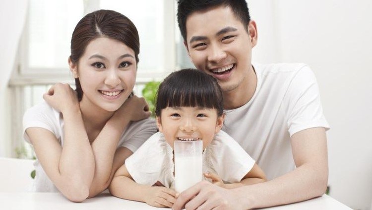 Anak minum susu