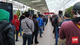 PSBB Jakarta Diperpanjang, Stasiun KRL Bogor Padat Penumpang