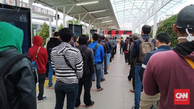 Calon penumpang KRL di Stasiun Bogor mengatakan setiap awal pekan atau Senin biasanya memang ramai yang akan berangkat pada pagi hari.