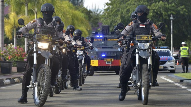 Aparat gabungan mengadakan patroli di markas militer, Polri, dan daerah rawan kriminal pasca-kasus penembakan di Cengkareng, Jakarta Barat.