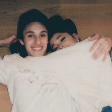 Pamer Cincin Berlian, Ariana Grande Resmi Tunangan dengan Pacar