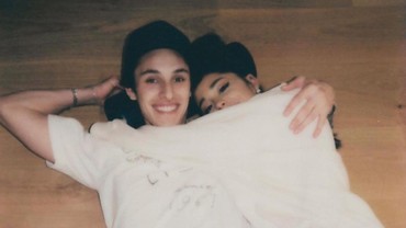 Pamer Cincin Berlian, Ariana Grande Resmi Tunangan dengan Pacar