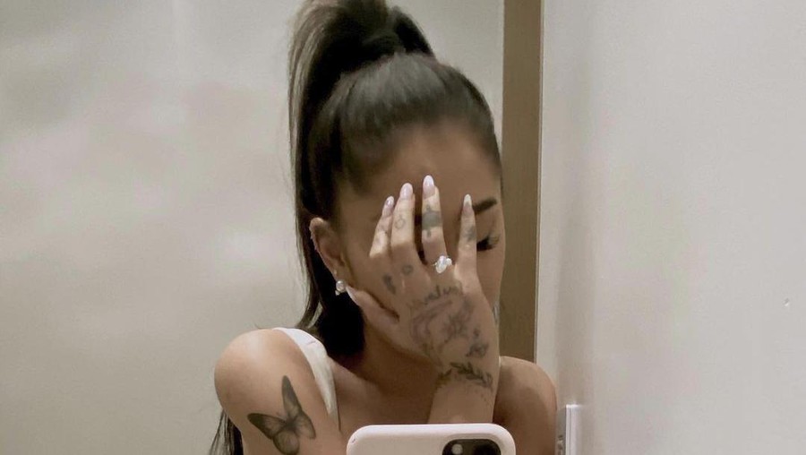 Ariana Grande tunangan dengan Dalton Gomez.