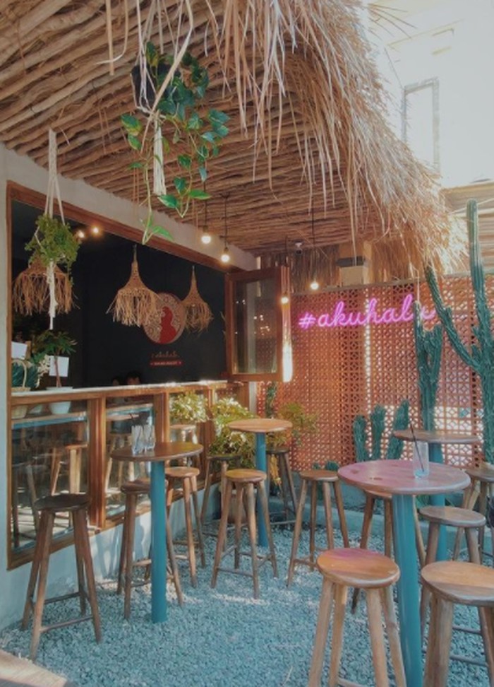 Jika kamu mencari tempat dengan nuansa pulau Bali, warung Akuhalu bakal jadi rekomendasi untuk tempat nyantai atau produktif mu. Tempat yang nyaman dan instagramable ini bisa kamu temukan di daerah Surabaya Barat di Jalan Pakis Tirtosari III No 4A. Bisa produktif sambil foto-foto kece di sini. Info selengkapnya kamu bisa cek instagramnya di @akuhalu.surabaya (instagram/@akuhalu.surabaya)