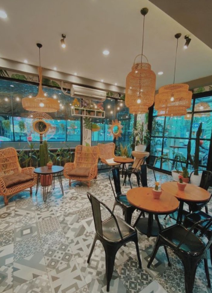 Lagi pengen kopi-kopian? Yuk cobain café Ben’s Roti Kopi yang ada di Jalan Ngagel Jaya Selatan No. 105 dengan vibes ornament rotan, membuat café ini nyaman banget buat tempat ngerjain tugas atau kerjaanmu sambil ngonten dikit-dikit. Desember ini lagi promo juga lho. Setiap pembelian minuman apapun free 1 roti mocca yang enak banget. Kamu bisa kunjungi Instagram @bents.rotikopi (instagram/@bents.rotikopi)