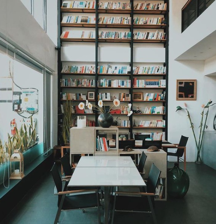 Cocok banget buat kamu yang memang menginginkan benar-benar produktif ngerjain tugas atau kerjaan. Space K jadi tempat andalan dan cocok dengan suasana kantor dan perpustakaan. Tak hanya itu kamu juga bisa menikmati berbagai bacaan buku di sini. Dekorasi beberapa rak buku dan tempat estetis space K juga bisa buat foto-foto juga. Café ini berlokasi di Jalan Raya Darmo Permai III No. 54. Kamu juga bisa cek instagramnya di @space.k.sby (Instagram/@space.k.sby)