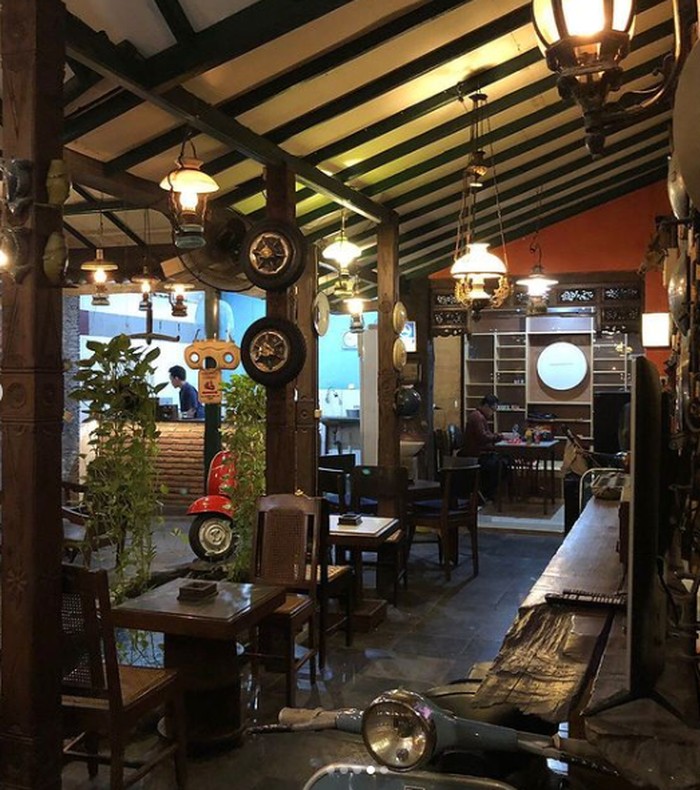 Coffe shop satu ini memiliki suasana yang unik dan vintage abis. Grandfather coffee shop bisa jadi referensi mu untuk tempat mengerjakan tugas dengan vibes vintage dan beberapa ornamen unik jaman dulu. Layaknya kediaman seorang kakek dengan berbagai ornamen jaman dulu membuat kesan estetis tersendiri. Grandfather Coffeeshop berada di Jalan Kalasan No. 25 1, Pacar Keling Kecamatan Tambak Sari. Informasi selanjutnya kamu bisa cek instagramnya ya di @grandfather.coffeeshop (Instagram/@grandfather.coffeshop)