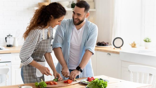 Keintiman bukan cuma didapat dari bercinta. Ada banyak cara lain biar semakin intim dengan pasangan tanpa harus bercinta.