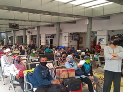 Jelang Libur Nataru, Stasiun Pasar Senen Ramai Penumpang Siang Ini
