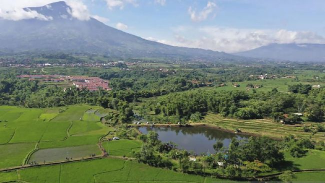 Dari sekitar embung, turis bisa menikmati pemandangan desa dan persawahan yang asri, sekaligus pegunungan yang membingkai Kabupaten Garut.