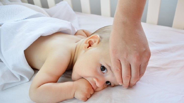 kepala bayi Mother checking the temperature her ill baby at home
