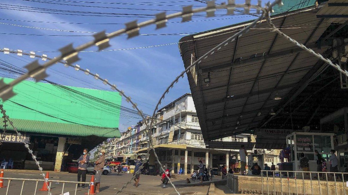FOTO: Tes Massal akibat Klaster Corona di Pasar Thailand