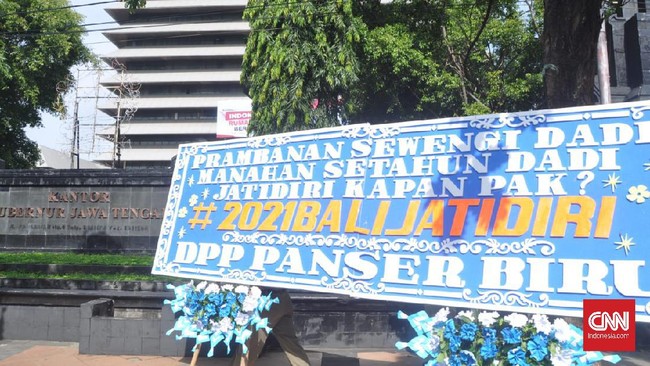 Suporter PSIS melayangkan serangan kritik pada Gubernur Jateng Ganjar Pranowo terkait renovasi Stadion Jatidiri yang belum rampung.