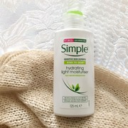 Kulit Lembap 12 Jam dengan Simple Hydrating Moisturizer