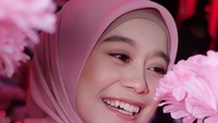 <p>Kecantikan Lesti nampak alami, terlebih dengan gigi gingsulnya yang menjadi ciri khas. (Foto: Instagram @lestykejora)</p>