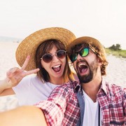 Mau Liburan Akhir Tahun Bareng Pacar? Pakai Outfit Ini Biar Makin Disayang!