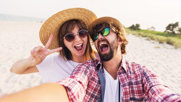 Mau Liburan Akhir Tahun Bareng Pacar? Pakai Outfit Ini Biar Makin Disayang!