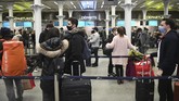 FOTO : Warga London Mudik Hindari Lockdown dan Virus Baru Sejumlah penduduk London, Inggris, tetap mudik ke luar kota sebelum penguncian wilayah diterapkan akibat mutasi virus corona.