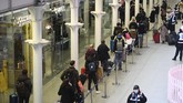 FOTO : Warga London Mudik Hindari Lockdown dan Virus Baru Sejumlah penduduk London, Inggris, tetap mudik ke luar kota sebelum penguncian wilayah diterapkan akibat mutasi virus corona.