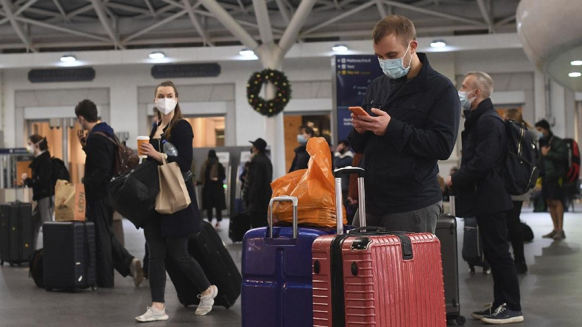 FOTO : Warga London Mudik Hindari Lockdown dan Virus Baru