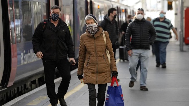 FOTO : Warga London Mudik Hindari Lockdown dan Virus Baru