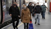 FOTO : Warga London Mudik Hindari Lockdown dan Virus Baru Sejumlah penduduk London, Inggris, tetap mudik ke luar kota sebelum penguncian wilayah diterapkan akibat mutasi virus corona.