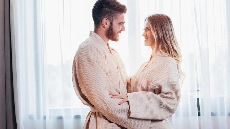 Punya fantasi bercinta di bathtub? Sebelum memenuhi fantasi bercinta di dalam bathtub, Bunda perlu memahami enam hal berikut. Penting diperhatikan nih, Bunda.