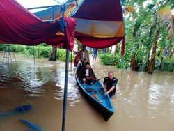 Penghulu di Maros Terobos Banjir Pakai Perahu demi Nikahkan Warga